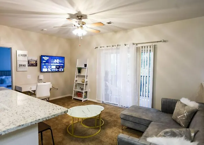 Lux 2bd 2ba Minutes From The Water Apartment