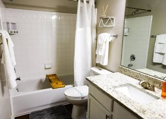 Lux 2bd 2ba Minutes From The Water * Pensacola